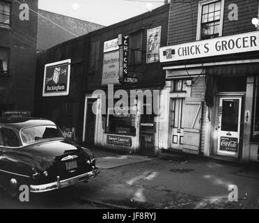 Ein Vintage-Foto von Chick's Lunch and Supermarkt in Halifax, Nova Scotia, nachdem es durch einen Brand zerstört wurde, veranschaulicht die Folgen der Katastrophe. Stockfoto