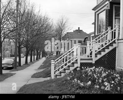Historischer Blick auf die Coburg Rd in Halifax, Nova Scotia, Kanada, mit klassischer Architektur und Uferpromenade. Stockfoto