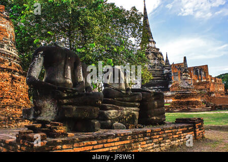 Kopflose Buddha in der Haltung der Meditation Statue Ruinen im Wat Phra Sri Sanphet Historical Park, Ayutthaya Provinz, Thailand, Südostasien. Stockfoto