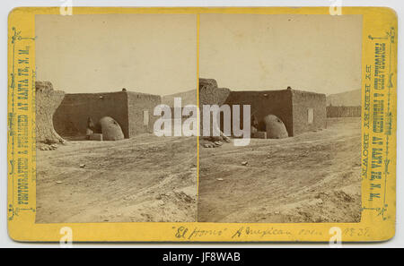 Ein traditioneller mexikanischer Ofen, „El Horno“, der in historischen Gebäuden in Santa Fe, New Mexico, gefunden wurde und das kulturelle Erbe und die Handwerkskunst repräsentiert. Stockfoto