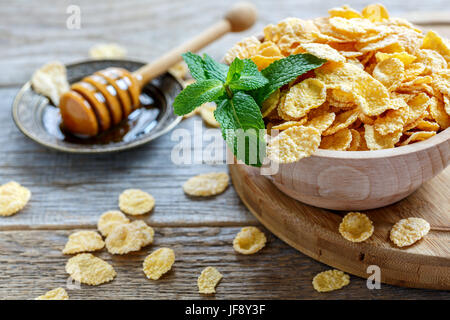 Flocken, beschichtet mit Honig und mintgrün. Stockfoto