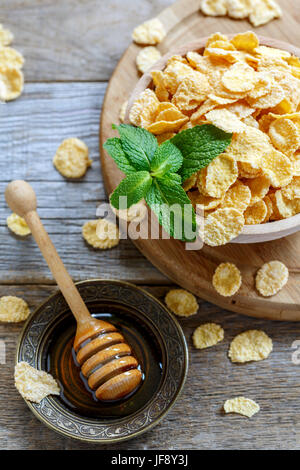 Minze und Cornflakes mit Honig. Stockfoto