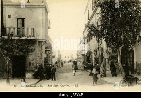 Rue Saint Cyprien, Straße in La Goulette, Hafen von Tunis, Tunesien. Ende 19. / Anfang des 20. Jahrhunderts Postkarte Stockfoto