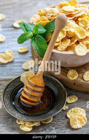 Cornflakes mit Honig. Stockfoto