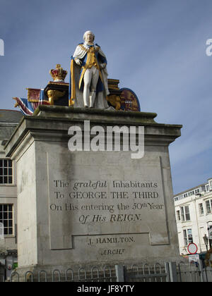 Königsstatue - Statue von George III in seiner Krönung Roben auf Weymouth direkt am Meer. Die Grundsteinlegung war am Ende der Promenade in 1809 und enthüllt 1810r. Es wurde seit 1949 in heraldischen Farben gemalt. Stockfoto