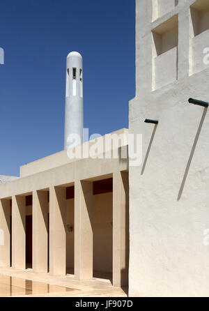 Blick auf Innenhof mit Moschee Minarett im Hintergrund. Mohammed Bin Jassim Haus, Doha, Katar. Architekt: John McAslan & Partner, 2017. Stockfoto