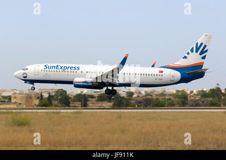 Luqa, Malta 28. Juni 2017: SunExpress Boeing 737-8CX [TC-siehe] Landebahn 31, aus Rom, Italien. Stockfoto