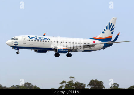 Luqa, Malta 28. Juni 2017: SunExpress Boeing 737-8CX [TC-siehe] Landebahn 31, aus Rom, Italien. Stockfoto