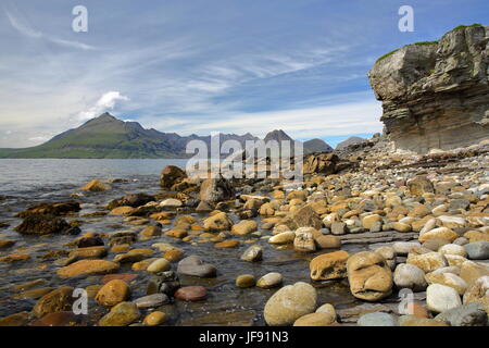 Blick auf die Bergkette der Black Cuillin über Loch Scavaig vom Küstenweg in der Nähe von Elgol, Isle Of Skye, Highlands, Schottland, Vereinigtes Königreich Stockfoto