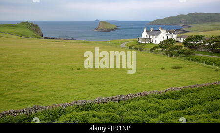 Blick auf Duntulm Bay im nördlichen Teil der Halbinsel Trotternish mit den Ruinen der Duntulm Castle auf der linken Seite und Tulm Insel in der Mitte, Stockfoto