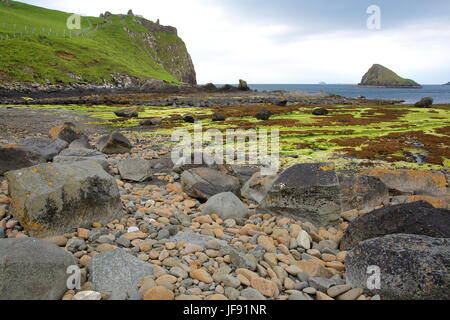 Blick auf die Ruinen von Duntulm Castle und Tulm Insel vom bunten Strand von Duntulm Bay im nördlichen Teil der Halbinsel Trotternish, Isle of Stockfoto