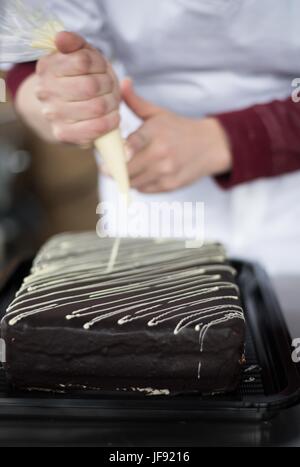Schokolade Kuchen dekorieren Vereisung Stockfoto