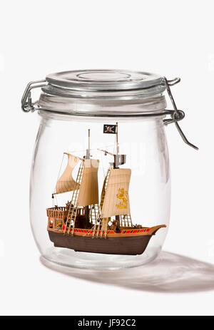 Piratenschiff im Weckglas. Stockfoto