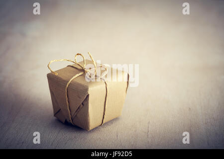 Rustikale retro Geschenk, Geschenkbox. Weihnachten, Vintage Stimmung. Handgefertigte Eco Papier wickeln. Stockfoto