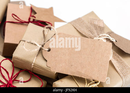 Rustikale Retro-Geschenke, Geschenkkartons mit Tag für Ihre Wünsche. Weihnachten, Vintage Stimmung. Handgefertigte Eco Papier wickeln. Stockfoto