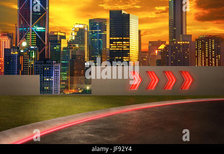 Asphaltstraße mit fluoreszierenden Licht Zeichen Pfeil und Nacht Szenenhintergrund Stadt skyline Stockfoto