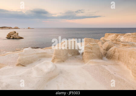 Vulkanische Felsformationen auf Sarakiniko Strand auf Milos, Griechenland. Stockfoto