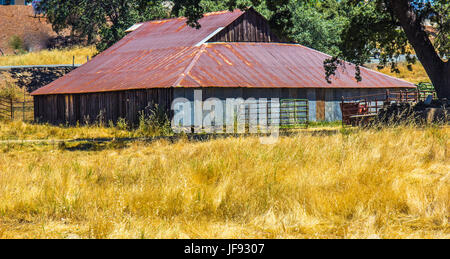Altes Holz & Metall Scheune mit verrosteten Blechdach Stockfoto