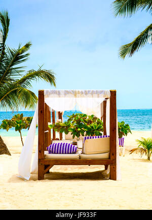 Entspannen Sie sich auf ein Luxus VIP-Strand mit schönen Pavillon an einem Tag Sonnenschein, blauer Himmel