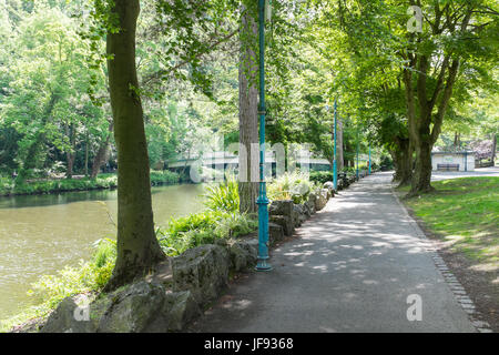 Der Fluss Derwent fließt durch Matlock Bath in Derbyshire Peak District Stockfoto