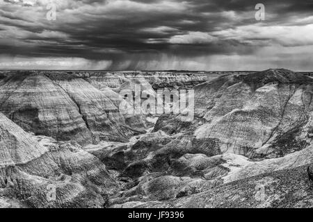 Eine stürmische Landschaft aus Hügeln und Wolken in The Petrified Forest National Park, Arizona Stockfoto