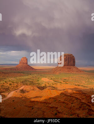 Zwei Outcroppings im Monument Valley mit Gewitterwolken - Monument Valley, Arizona Stockfoto