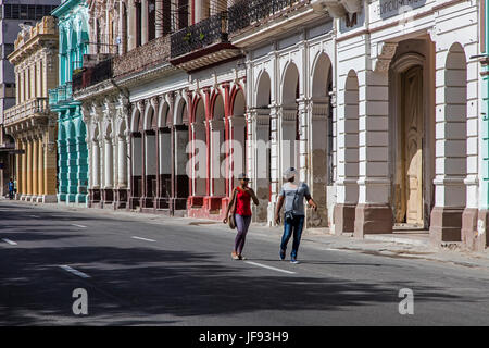 Ein paar Spaziergänge entlang des PASEO DE MARTI auch bekannt als das Prado-Museum mit seiner klassischen Architektur - Havanna, Kuba Stockfoto