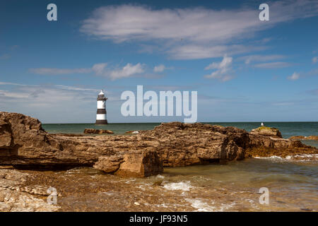 Schöne Seelandschaft Darstellung Penmon Leuchtturm und die umliegenden Küsten Funktionen (Trwyn Du, Barsch Rock, Ynys Seiriol, Puffin Island) an einem Sommertag. Stockfoto