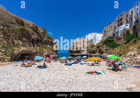 Polignano a Mare (Puglia, Italien) - die berühmte Sea-Stadt in der Provinz Bari, Süditalien. Das Dorf steigt auf Felssporn über der Adria Stockfoto
