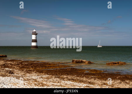 Schöne Seelandschaft Darstellung Penmon Leuchtturm und die umliegenden Küsten Funktionen (Trwyn Du, Barsch Rock, Ynys Seiriol, Puffin Island) an einem Sommertag. Stockfoto