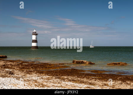 Schöne Seelandschaft Darstellung Penmon Leuchtturm und die umliegenden Küsten Funktionen (Trwyn Du, Barsch Rock, Ynys Seiriol, Puffin Island) an einem Sommertag. Stockfoto