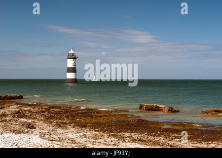 Schöne Seelandschaft Darstellung Penmon Leuchtturm und die umliegenden Küsten Funktionen (Trwyn Du, Barsch Rock, Ynys Seiriol, Puffin Island) an einem Sommertag. Stockfoto