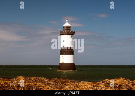 Schöne Seelandschaft Darstellung Penmon Leuchtturm und die umliegenden Küsten Funktionen (Trwyn Du, Barsch Rock, Ynys Seiriol, Puffin Island) an einem Sommertag. Stockfoto