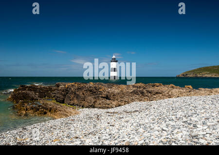 Schöne Seelandschaft Darstellung Penmon Leuchtturm und die umliegenden Küsten Funktionen (Trwyn Du, Barsch Rock, Ynys Seiriol, Puffin Island) an einem Sommertag. Stockfoto