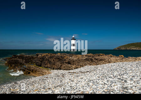 Schöne Seelandschaft Darstellung Penmon Leuchtturm und die umliegenden Küsten Funktionen (Trwyn Du, Barsch Rock, Ynys Seiriol, Puffin Island) an einem Sommertag. Stockfoto