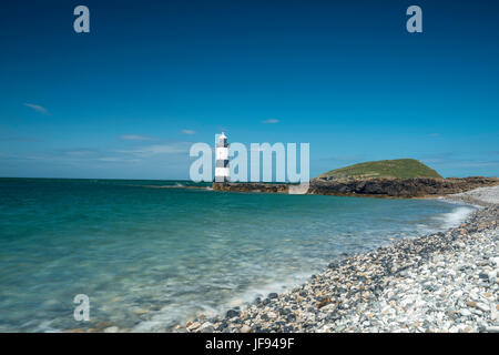 Schöne Seelandschaft Darstellung Penmon Leuchtturm und die umliegenden Küsten Funktionen (Trwyn Du, Barsch Rock, Ynys Seiriol, Puffin Island) an einem Sommertag. Stockfoto