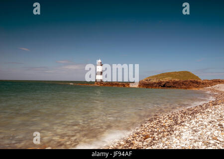 Schöne Seelandschaft Darstellung Penmon Leuchtturm und die umliegenden Küsten Funktionen (Trwyn Du, Barsch Rock, Ynys Seiriol, Puffin Island) an einem Sommertag. Stockfoto