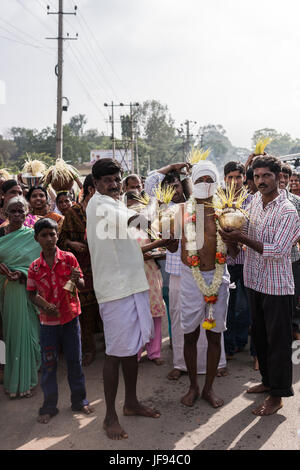 Mysore, Indien - 27. Oktober 2013: Der Vater der Braut gefastet und nicht sprechen für fünf Tage. Er ist die zentrale Figur in einem Hochzeitszug. YEL Stockfoto