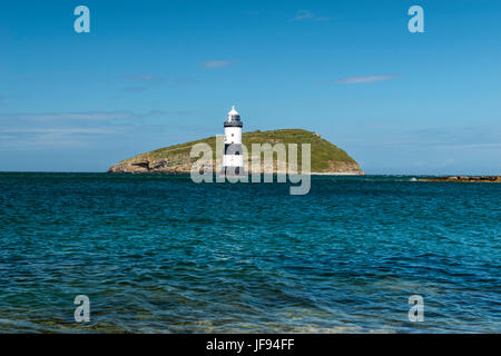 Schöne Seelandschaft Darstellung Penmon Leuchtturm und die umliegenden Küsten Funktionen (Trwyn Du, Barsch Rock, Ynys Seiriol, Puffin Island) an einem Sommertag. Stockfoto