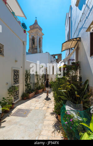 Polignano a Mare (Puglia, Italien) - die berühmte Sea-Stadt in der Provinz Bari, Süditalien. Das Dorf steigt auf Felssporn über der Adria Stockfoto