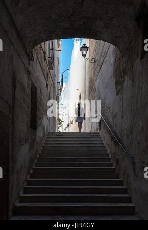 Polignano a Mare (Puglia, Italien) - die berühmte Sea-Stadt in der Provinz Bari, Süditalien. Das Dorf steigt auf Felssporn über der Adria Stockfoto