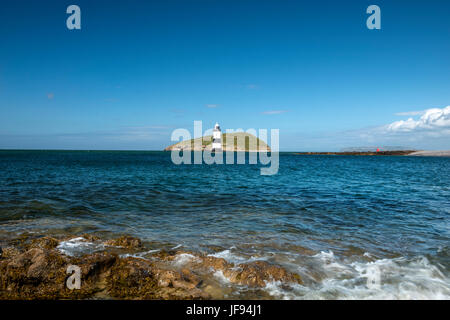 Schöne Seelandschaft Darstellung Penmon Leuchtturm und die umliegenden Küsten Funktionen (Trwyn Du, Barsch Rock, Ynys Seiriol, Puffin Island) an einem Sommertag. Stockfoto