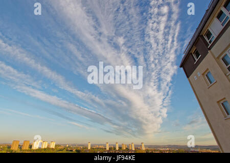 Panoramablick über Glasgow high-Rise Gemeindewohnungen mit Spitze flach-Anzeige und dramatischer Himmel, aktuelle Probleme mit diesem Typ Gehäuse zu betonen Stockfoto