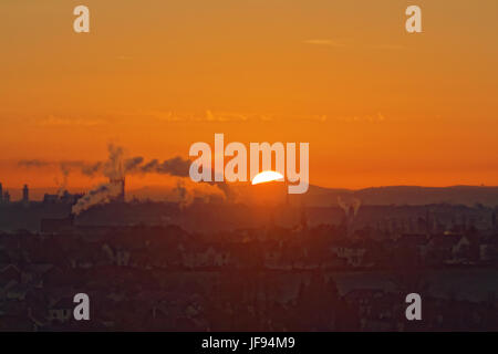 Sonnenaufgang über Tinto Hill, wo die Druiden Menschen Smog schwere Atmosphäre Panorama von Glasgow Stadt am frühen Morgen nach Osten geopfert Stockfoto