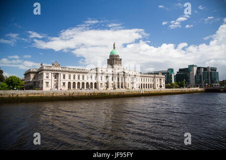 Das Custom House ist ein neoklassisches Gebäude aus dem 18. Jahrhundert in Dublin, Irland, in der Abteilung für Wohnungswesen, Raumordnung und kommunale Behörden Stockfoto