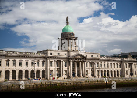 Das Custom House ist ein neoklassisches Gebäude aus dem 18. Jahrhundert in Dublin, Irland, in der Abteilung für Wohnungswesen, Raumordnung und kommunale Behörden Stockfoto