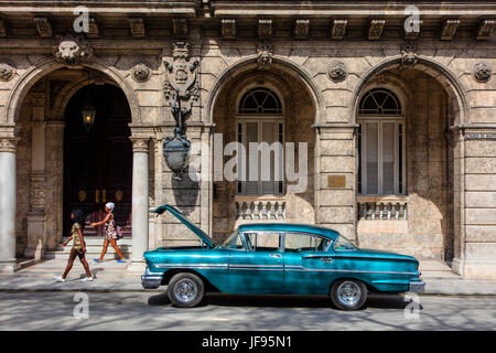Amerikanische Oldtimer entlang des PASEO DE MARTI auch bekannt als der PRADO - Havanna, Kuba Stockfoto