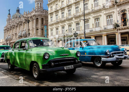 Amerikanische Oldtimer vorbeifahren vor dem HOTEL INGLATERRA LA TARAZZA & GRAND TEATRO DE HABANA entlang des PASEO DE MARTI - Havanna, Kuba Stockfoto
