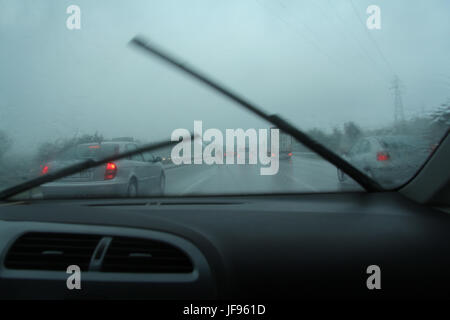 Verkehr auf der Autobahn ein Regentag Stockfoto