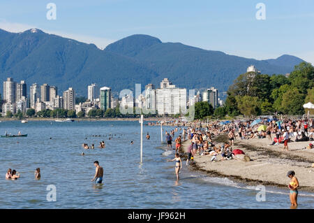 Leute, Sonnenbaden und Schwimmen im English Bay am Kitsilano Beach, Vancouver, Britisch-Kolumbien, Kanada Stockfoto